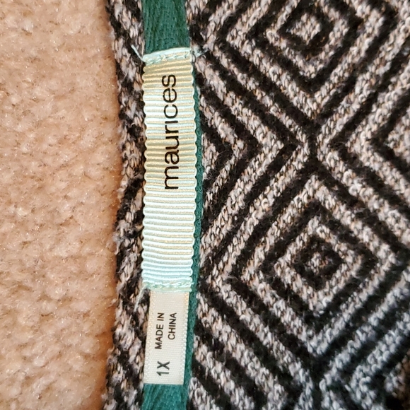 Maurices gray sweatshirt with black chevron print on edges size 1X - Picture 5 of 16